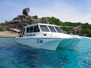 MV Loma high speed dive catamaran for Khao Lak diving packages